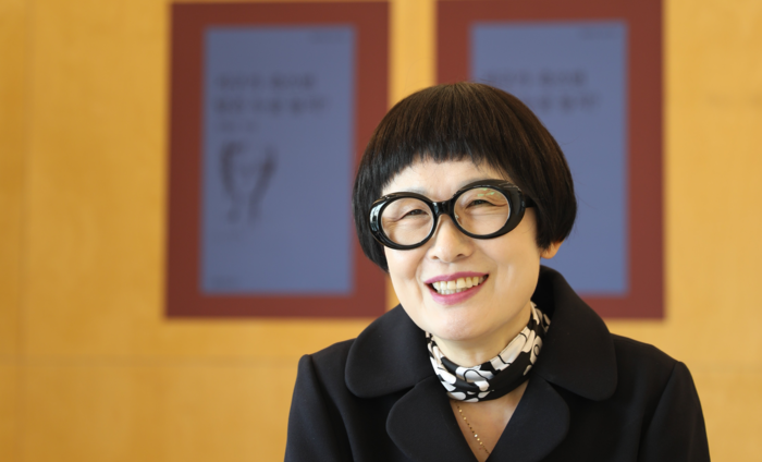열네번째 시집 <지구가 죽으면 달은 누굴 돌지?>를 펴낸 김혜순 시인이 새 시집에 대해 이야기하고 있다. 문학과지성사 제공