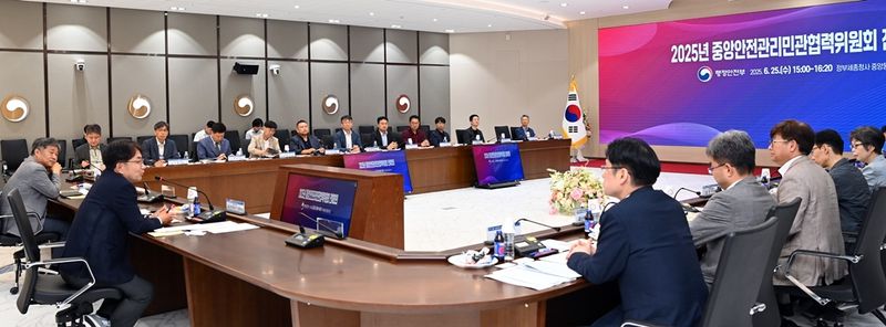 김광용 행정안전부 재난안전관리본부장이 25일 세종시 정부세종청사 중앙동 대회의실에서 열린 중앙안전관리민관협력위원회 전체회의에 참석해 인사말을 하고 있다.