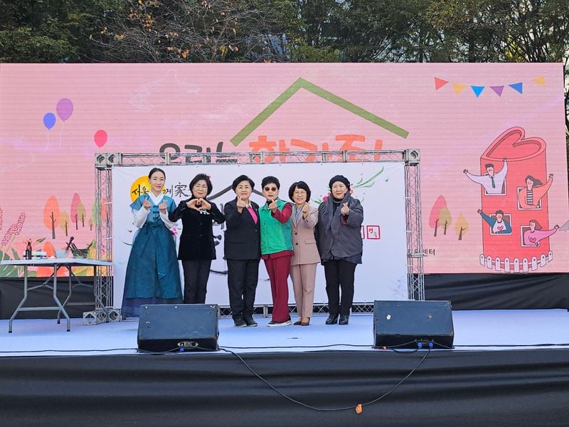 서울특별시새마을부녀회 조동희 회장(오른쪽 세 번째) 모습, 서울특별시의회 보건복지위원회 김영옥 위원장(왼쪽 세 번째) 모습