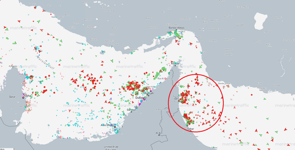 [선박 항로 추적 사이트 ‘마린트래픽’으로 본 호르무즈해협 주변 선박 현황. 호르무즈 해협 통과를 피할 수 있는 UAE 동부 항구쪽에 유조선 등이 몰려있음을 확인할 수 있다.]
