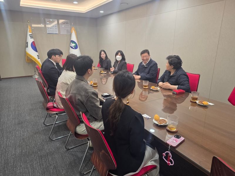 김경호 광진구청장(중앙), 서울특별시의회 김영옥 위원장(중앙), 서울시새마을회임원진