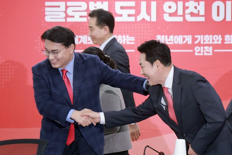 장동혁 국민의힘 대표가 6일 인천 남동구 인천시당에서 열린 현장 최고위원회의에 참석해 같은 당 윤상현 의원과 인사하고 있다. ⓒ연합뉴스