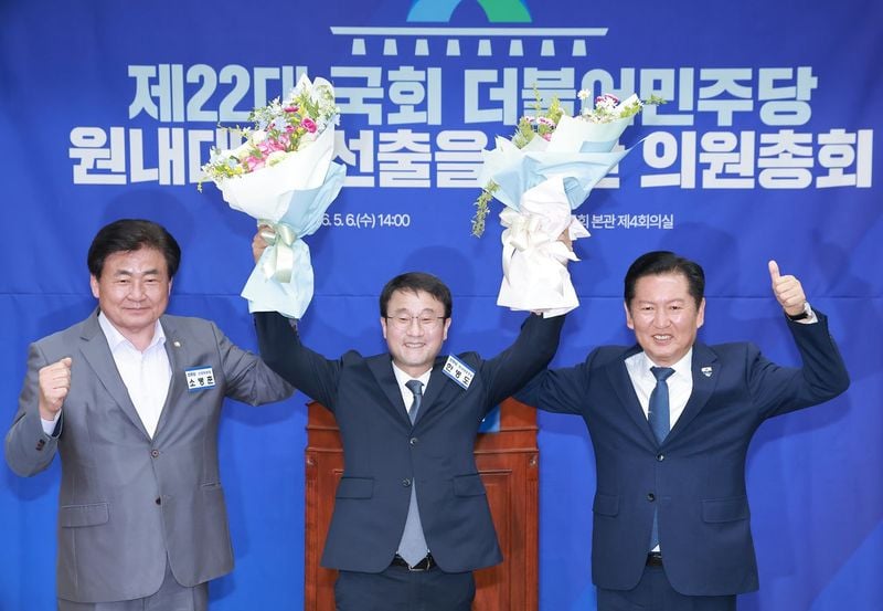 더불어민주당 원내대표로 재선출된 한병도 의원(가운데)이 6일 국회에서 열린 의원총회에서 정청래 대표와 기념촬영을 하고 있다. (사진=출처 중앙일보)
