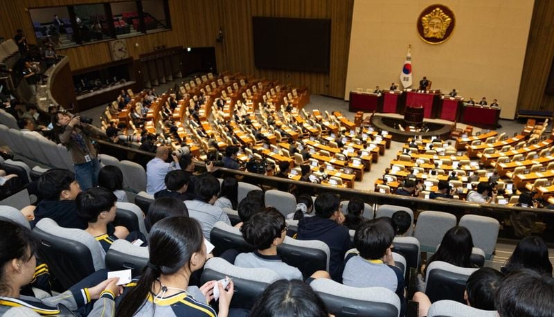 8일 서울 여의도 국회에서 열린 제435회 국회(임시회) 제2차 본회의에서 방청 온 학생들이 본회의를 지켜보고 있다.