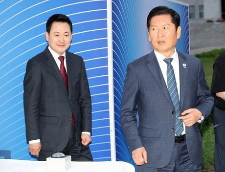 정청래(오른쪽) 더불어민주당 대표와 장동혁 국민의힘 대표가 지난달 30일 국회 중앙 잔디광장에서 열린 불기 2570년 국회정각회 봉축 점등식에서 점등 세리머니를 마친 뒤 자리로 이동하고 있다. 연합뉴스