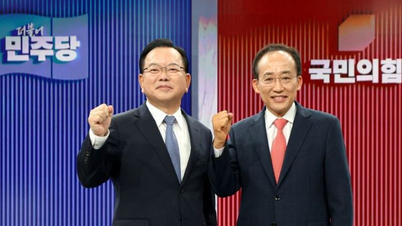 22일 오후 대구 수성구 TBC 스튜디오에서 열린 제9회 전국동시지방선거 대구시장 후보자 초청 토론회에서 김부겸(왼쪽) 더불어민주당 대구시장 후보와 추경호 국민의힘 대구시장 후보가 토론회 시작에 앞서 기념촬영을 하고 있다. ⓒ 뉴시스