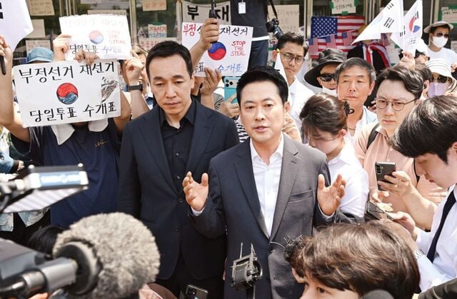 장동혁(가운데) 국민의힘 대표가 16일 서울 송파구 올림픽공원 핸드볼경기장에서 열린 잠실 개표소 봉쇄 시위에 참석해 발언하고 있다. [출처] - 연합뉴스