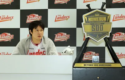 SSG 최정, KBO리그 사상 첫 500홈런 달성하며 역전승 이끌다