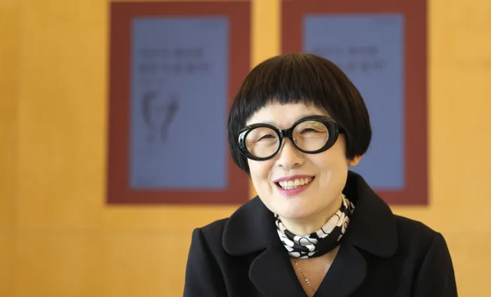 열네번째 시집 <지구가 죽으면 달은 누굴 돌지?>를 펴낸 김혜순 시인이 새 시집에 대해 이야기하고 있다. 문학과지성사 제공