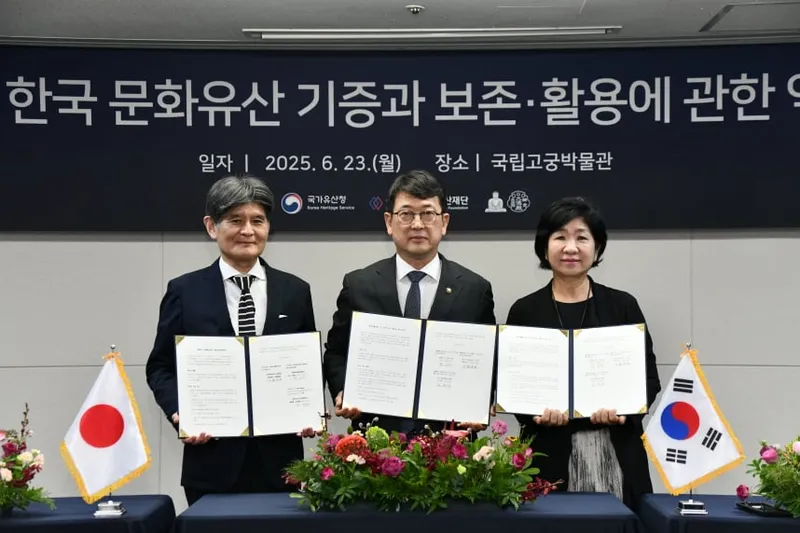 왼쪽부터 고덕원(高德院, 주지 사토 다카오[佐藤孝雄]), 국가유산청(청장 최응천), 국외소재문화유산재단(이사장 김정희)기능기념촬영_국가유산청