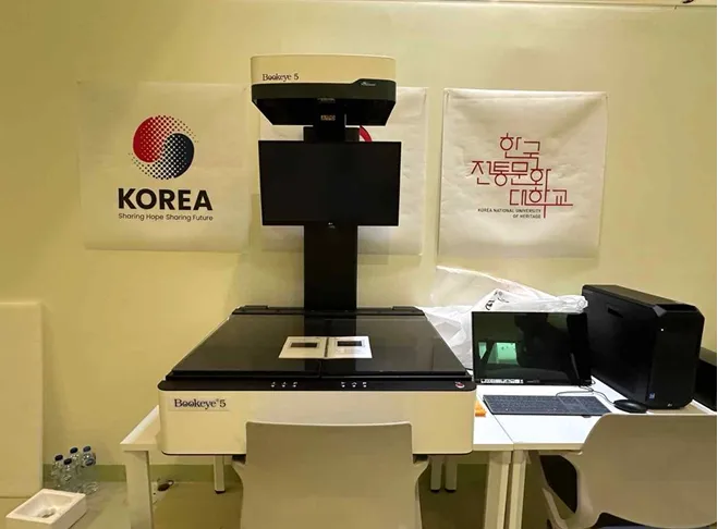 한국전통문화대학교가 이집트 유물최고위원회(SCA)에 기증한 디지털화 기자재(북 스캐너)