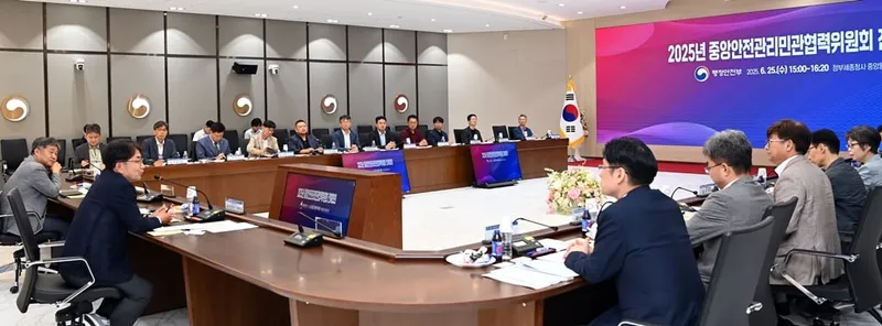 김광용 행정안전부 재난안전관리본부장이 25일 세종시 정부세종청사 중앙동 대회의실에서 열린 중앙안전관리민관협력위원회 전체회의에 참석해 인사말을 하고 있다.